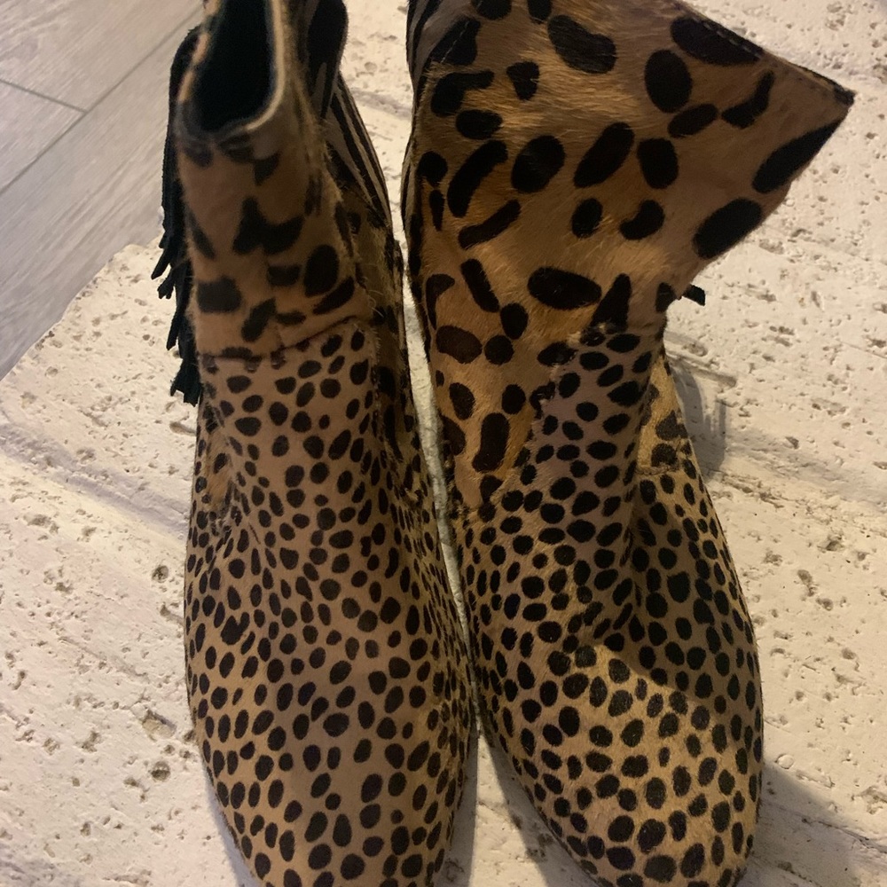 Leopard short booties represent three wild animal.